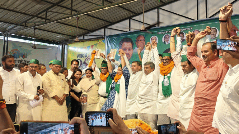 बिहार की राजनीति में बड़ा उलटफेर,भाजपा नेता हुए RJD में शामिल बिहार की राजनीति में बड़ा उलटफेर,भाजपा नेता हुए RJD में शामिल