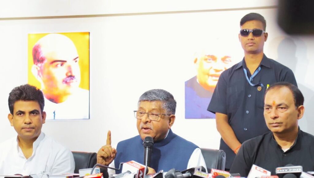 भारत-पाक रिश्तों में किसी तीसरे की दखलंदाजी नहीं: रविशंकर प्रसाद