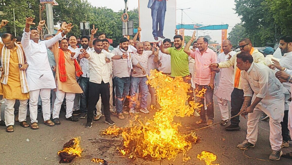 बाबा साहेब के अपमान पर भाजपा ने लालू यादव का पुतला फूंका