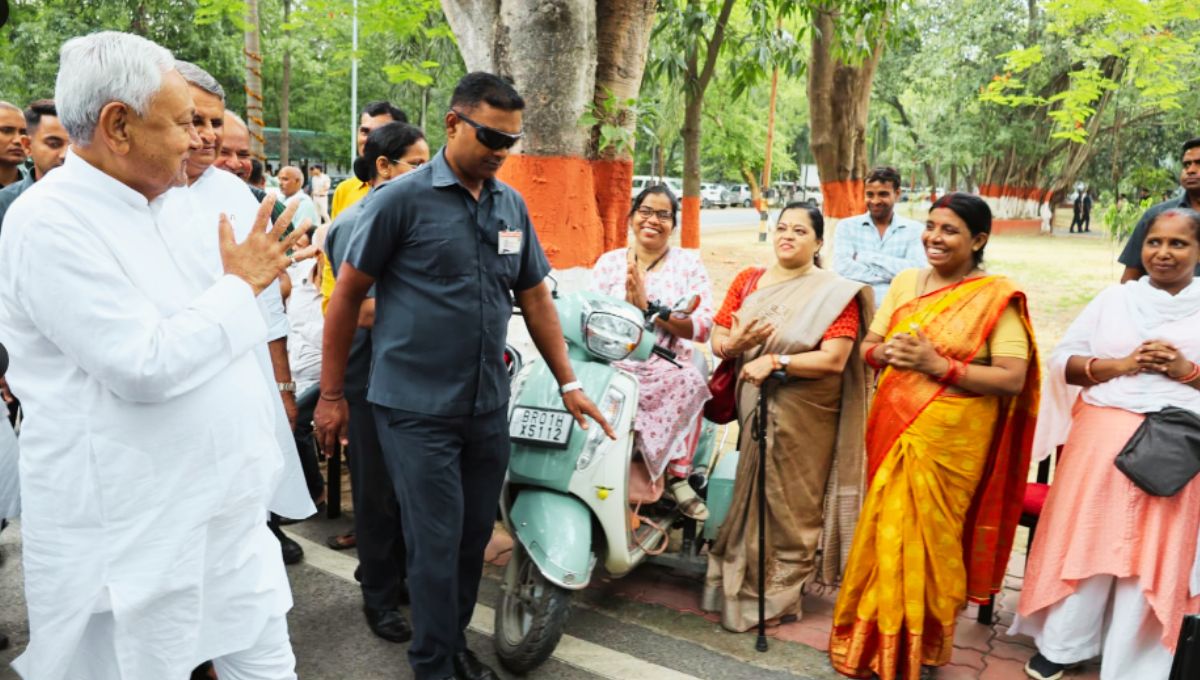 दिव्यांगजनों से मिले मुख्यमंत्री नीतीश कुमार