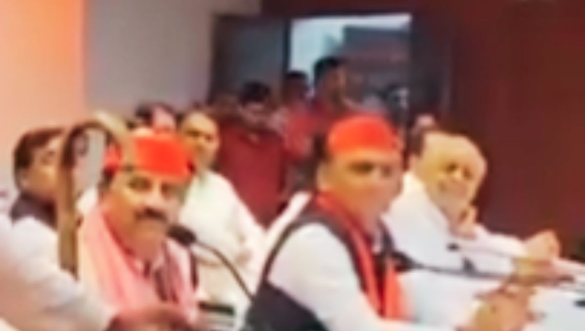 उप्र में बाहर से आयातित राजनीति पर अखिलेश यादव का हमला