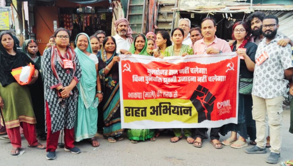 दिल्ली में झुग्गियों पर चला बुलडोजर