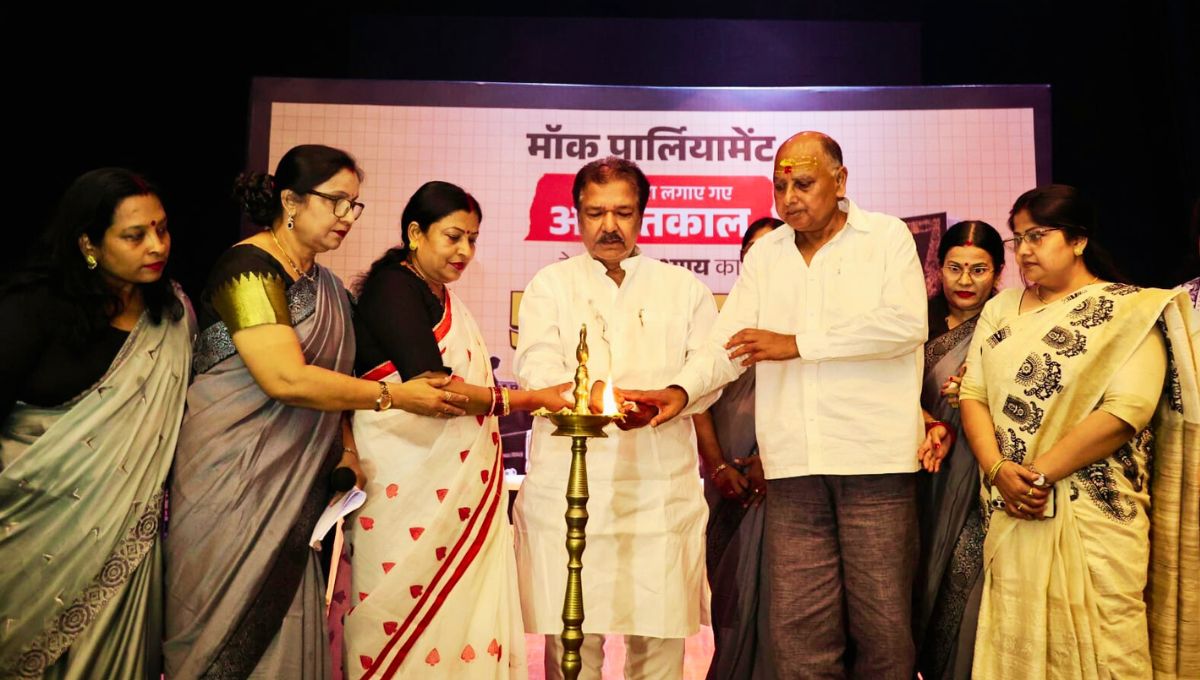 कांग्रेस लोकतंत्र के सबसे काले अध्याय की जिम्मेदार: डॉ. दिलीप जायसवाल कांग्रेस लोकतंत्र के सबसे काले अध्याय की जिम्मेदार: डॉ. दिलीप जायसवाल