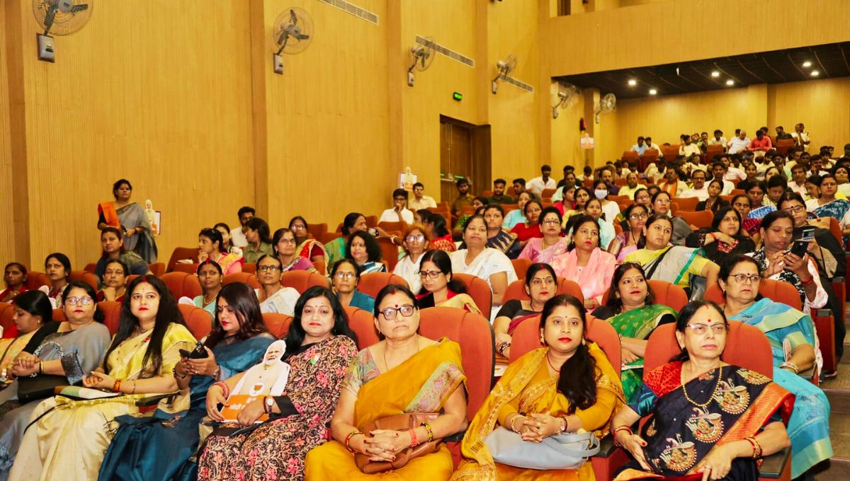 कार्यक्रम में अनेक गणमान्य शामिल कार्यक्रम में अनेक गणमान्य शामिल