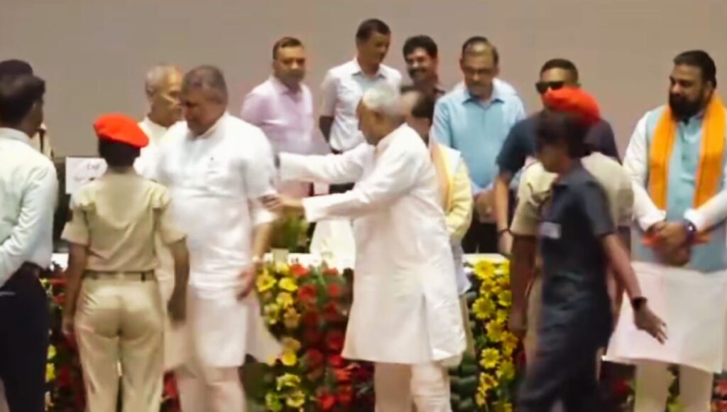 विजय चौधरी को धक्का या संयोग? मंत्री के साथ CM के बर्ताव पर सवाल!