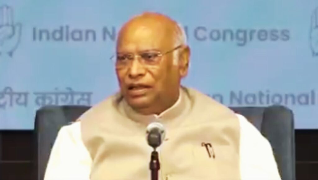 RSS–भाजपा को खड़गे ने दिया सख्त संदेश संविधान का एक शब्द भी नहीं छू सकते