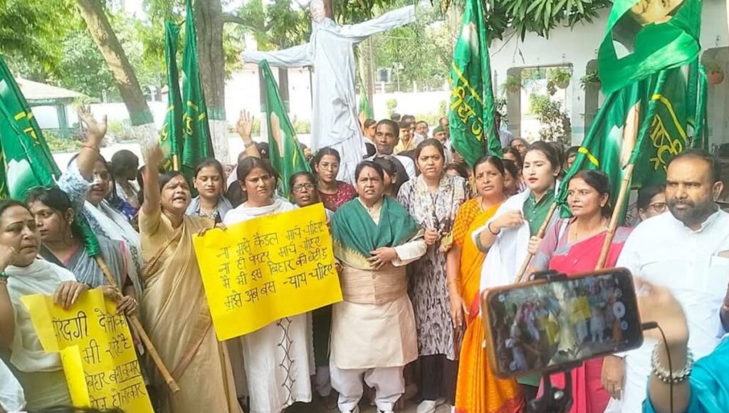 मुजफ्फरपुर कुढ़नी में नाबालिग के साथ बलात्कार और हत्या के खिलाफ महिला राजद का आक्रोश मार्च