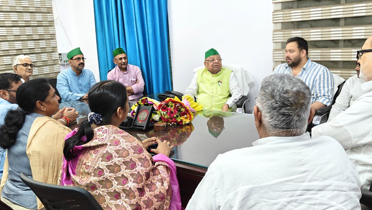 मोदी जी भाषण देते हैं, तेजस्वी मिल चालू करते हैं!