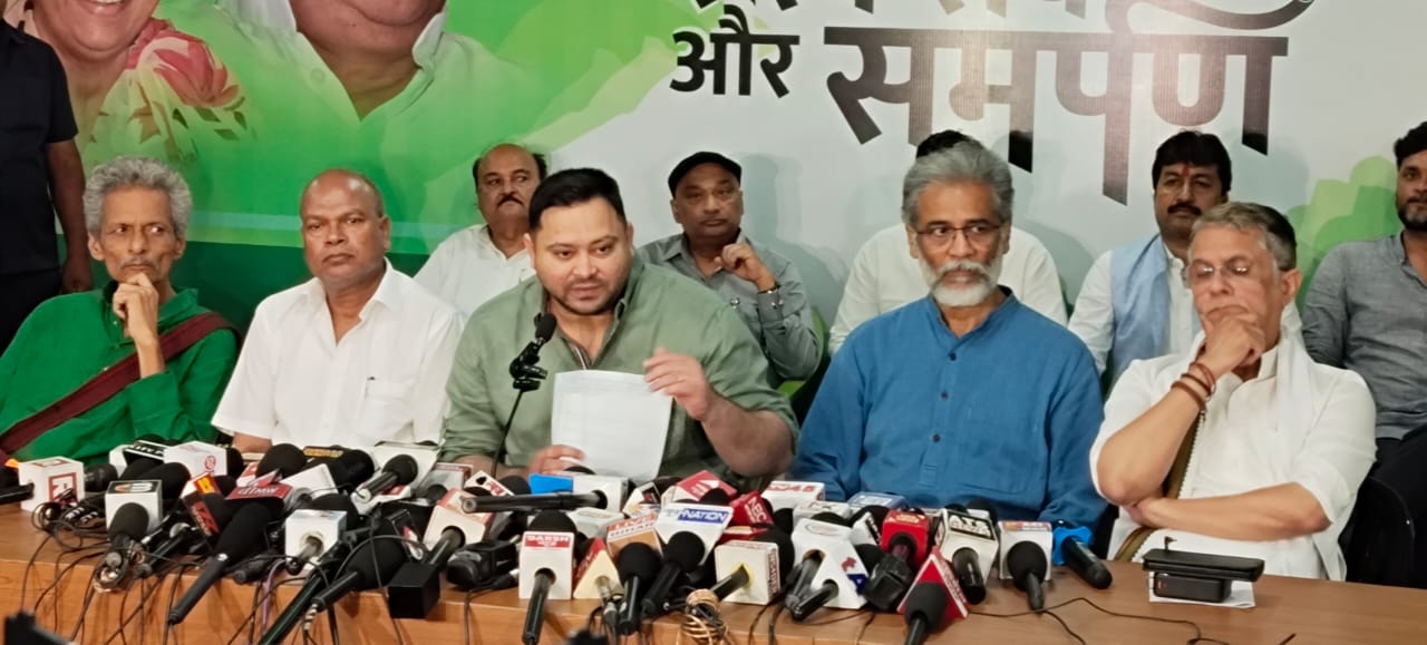विपक्ष का रुख: मताधिकार पर हमला विपक्ष का रुख: मताधिकार पर हमला