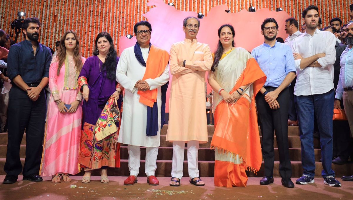 ठाकरे बंधुओं की ‘घर वापसी’ या ‘सियासी मजबूरी’? ठाकरे बंधुओं की ‘घर वापसी’ या ‘सियासी मजबूरी’?