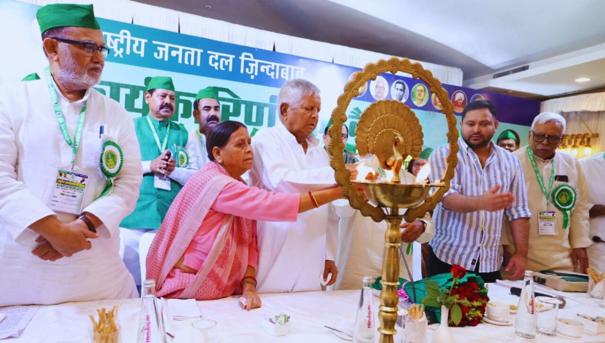 ये वोट छीनने की साजिश है — तेजस्वी यादव का आरोप ये वोट छीनने की साजिश है — तेजस्वी यादव का आरोप