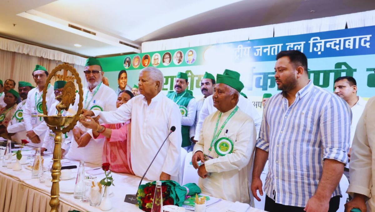 ये वोट छीनने की साजिश है — तेजस्वी यादव का आरोप ये वोट छीनने की साजिश है — तेजस्वी यादव का आरोप