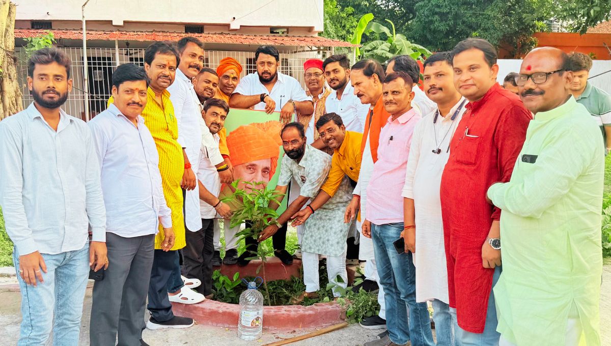 रक्षा मंत्री राजनाथ सिंह के जन्मदिन पर भाजपा कार्यालय में जश्न का माहौल