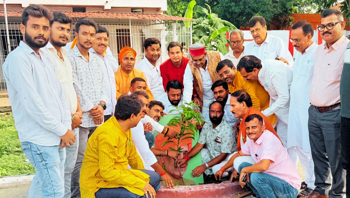 रक्षा मंत्री राजनाथ सिंह के जन्मदिन पर भाजपा कार्यालय में जश्न का माहौल रक्षा मंत्री राजनाथ सिंह के जन्मदिन पर भाजपा कार्यालय में जश्न का माहौल