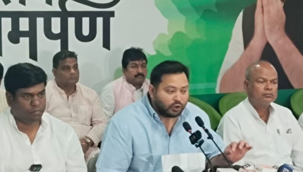 तेजस्वी यादव का चुनाव आयोग पर हमला फर्जी आंकड़े अपलोड का आरोप