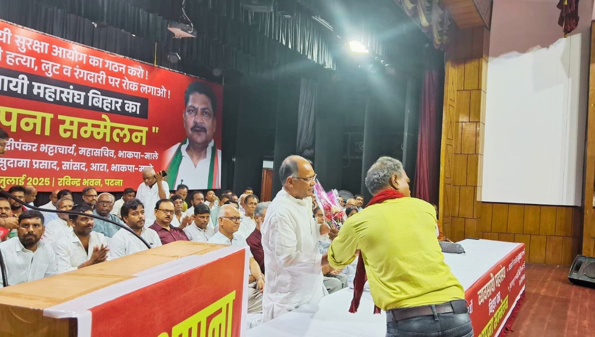 रोटी, रोजगार और संविधान पर वार: पटना में व्यापारी-मजदूरों की हुंकार रोटी, रोजगार और संविधान पर वार: पटना में व्यापारी-मजदूरों की हुंकार