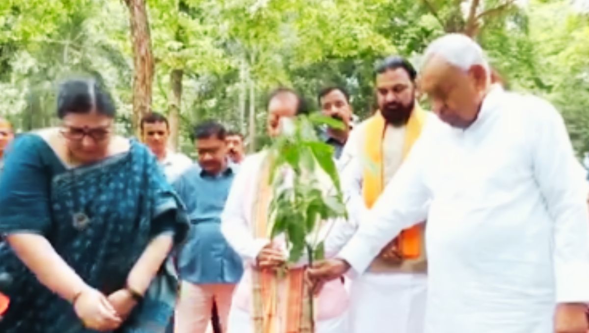 मुख्यमंत्री नीतीश कुमार ने किया वन महोत्सव-2025 का शुभारंभ, किया आम का पौधारोपण