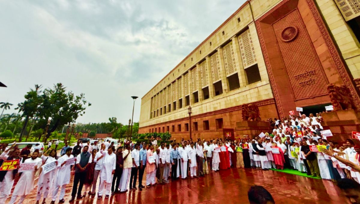 संसद परिसर में ज़ोरदार विरोध प्रदर्शन संसद परिसर में ज़ोरदार विरोध प्रदर्शन
