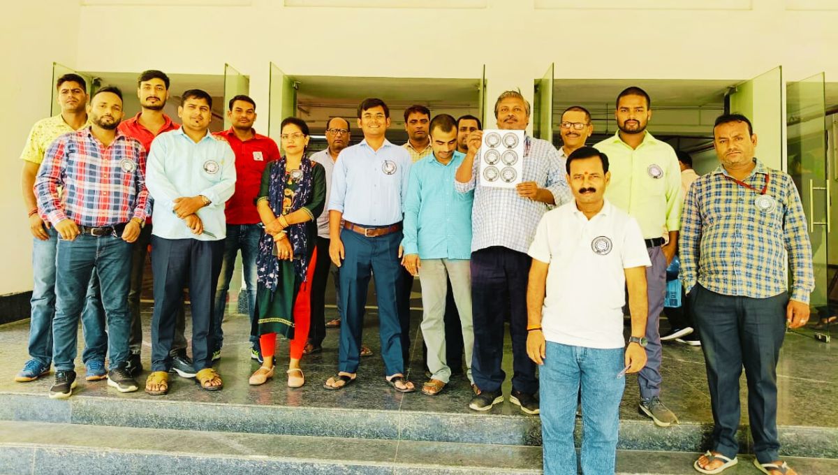 बिहार में OPS बहाली की माँग तेज: सरकारी कर्मचारियों का प्रतीकात्मक विरोध