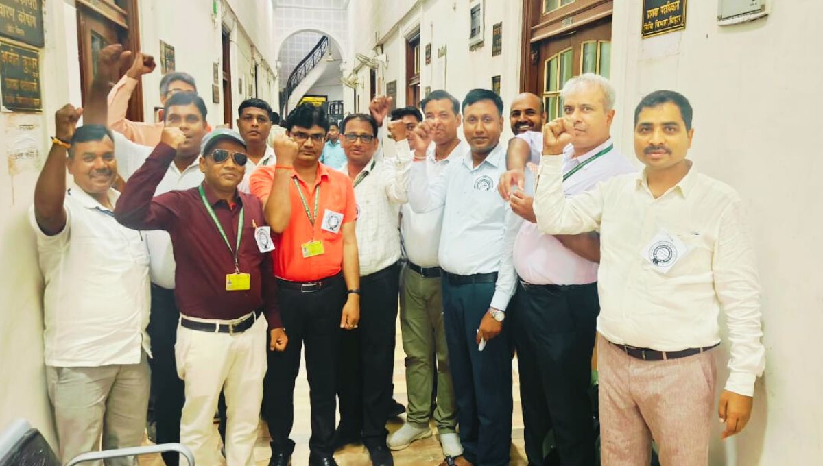 सरकारी दफ्तरों से सड़क तक OPS का संघर्ष, बिहार में संगठित विरोध तेज सरकारी दफ्तरों से सड़क तक OPS का संघर्ष, बिहार में संगठित विरोध तेज