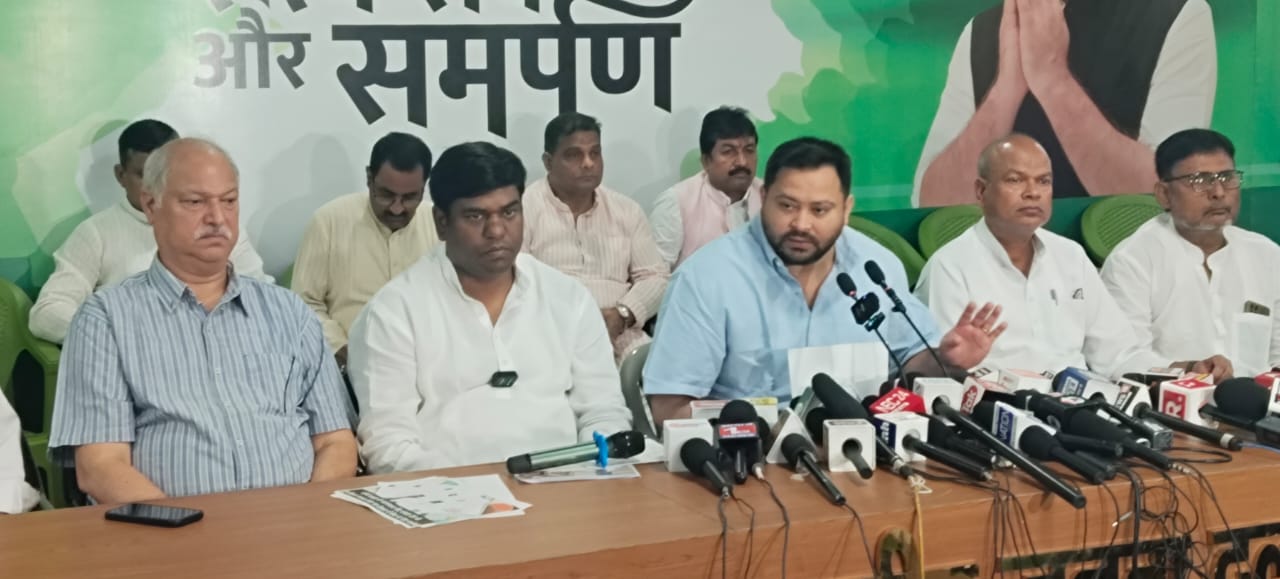 तेजस्वी यादव का चुनाव आयोग पर हमला: फर्जी आंकड़े अपलोड का आरोप तेजस्वी यादव का चुनाव आयोग पर हमला: फर्जी आंकड़े अपलोड का आरोप