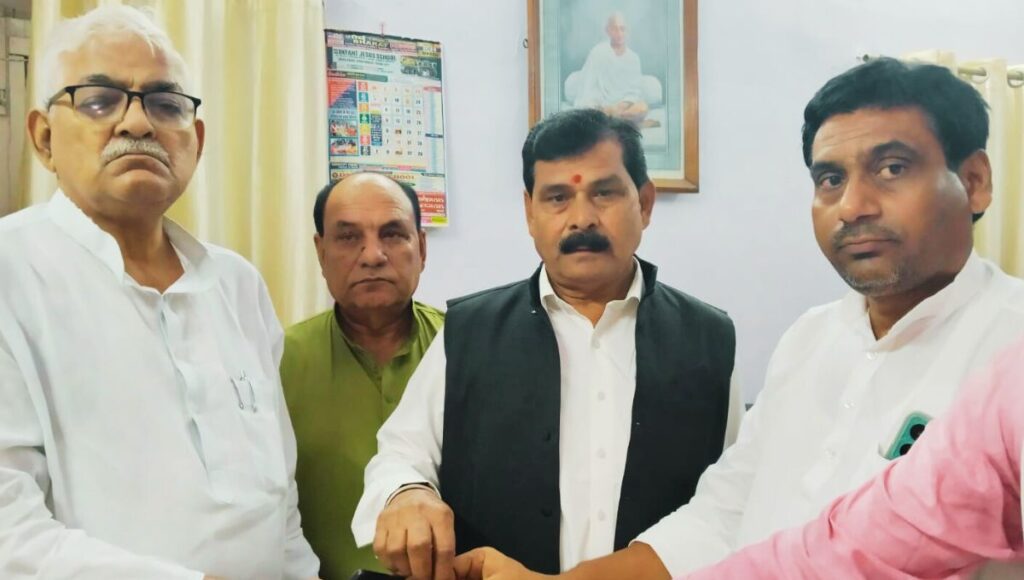 भाजपा को तगड़ा झटका: अति पिछड़ा मोर्चा के प्रवक्ता सुरेश चैरसिया ने राजद का थामा हाथ