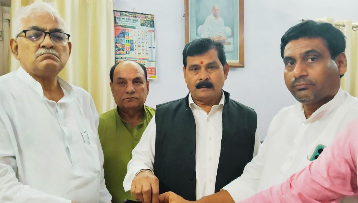 भाजपा को तगड़ा झटका: अति पिछड़ा मोर्चा के प्रवक्ता सुरेश चैरसिया ने राजद का थामा हाथ