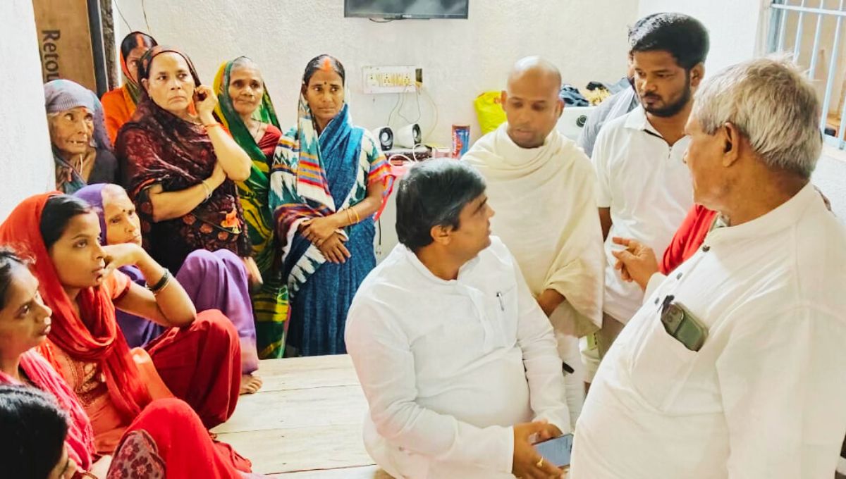 राजद की जांच टीम नगवा पहुंची, परिजनों से मिलकर जताया आक्रोश और संवेदना राजद की जांच टीम नगवा पहुंची, परिजनों से मिलकर जताया आक्रोश और संवेदना