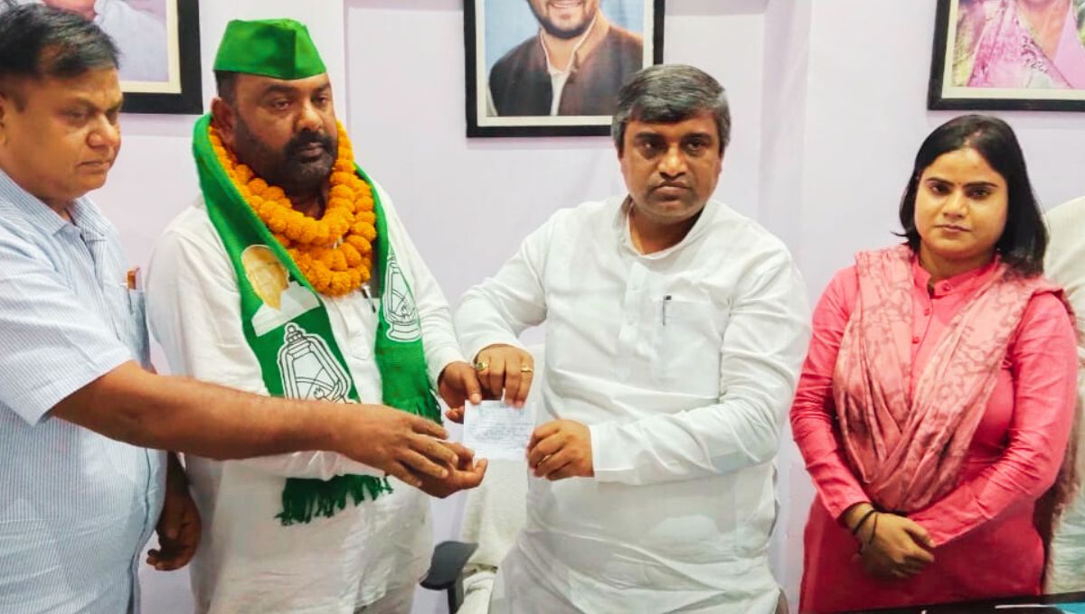 भाजपा को बड़ा झटका: भभुआ जिला पार्षद भोला बिन्द ने समर्थकों संग थामा राजद का झंडा