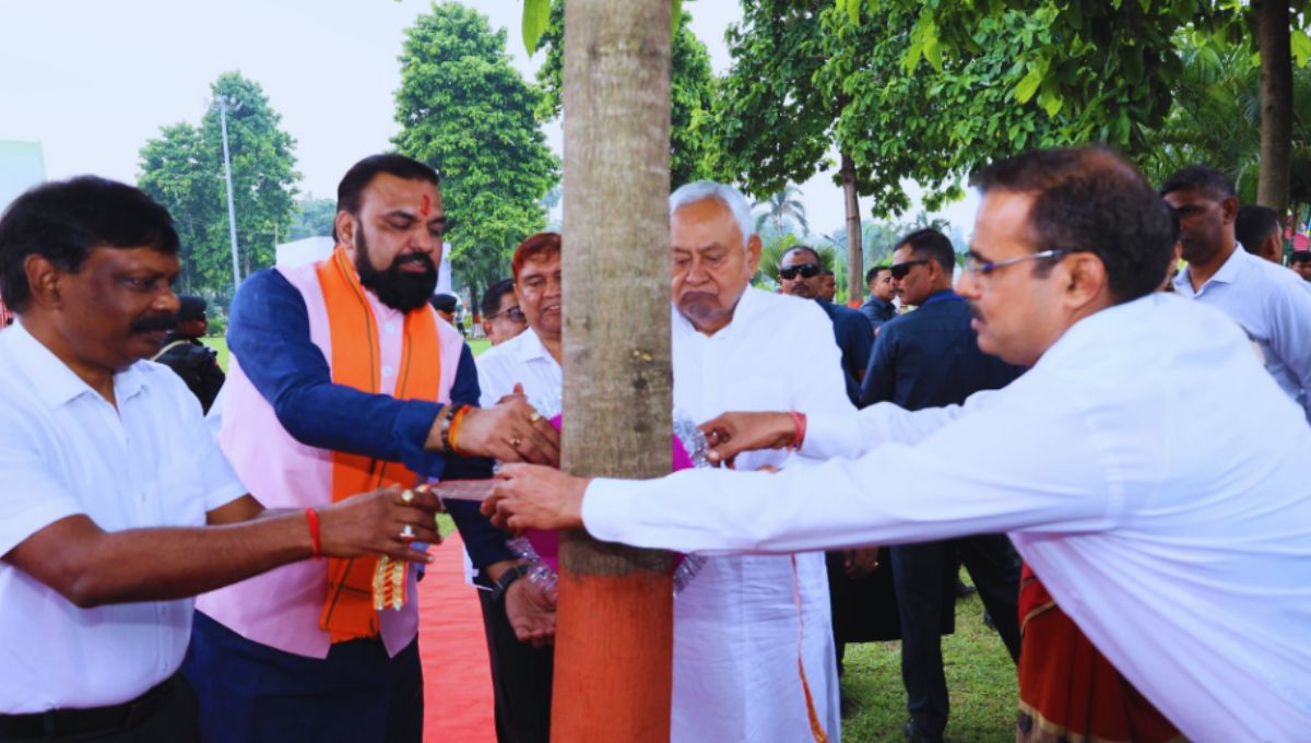 वृक्ष को बांधी राखी, किया पौधारोपण,पर्यावरण रक्षा का संकल्प वृक्ष को बांधी राखी, किया पौधारोपण,पर्यावरण रक्षा का संकल्प
