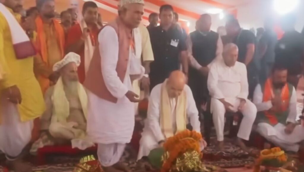 गुजरात में कारखाने बिहार में घंटियाँ: क्या मंदिर ही है बिहार का भविष्य?