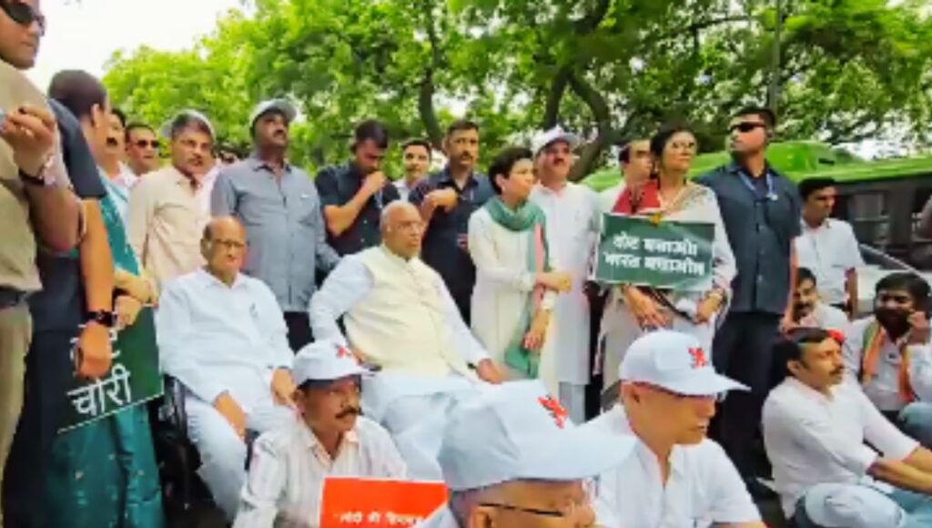 तानाशाही बनाम लोकतंत्र:विपक्ष का सरकार पर सबसे बड़ा हमला