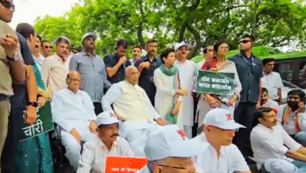 तानाशाही बनाम लोकतंत्र:विपक्ष का सरकार पर सबसे बड़ा हमला