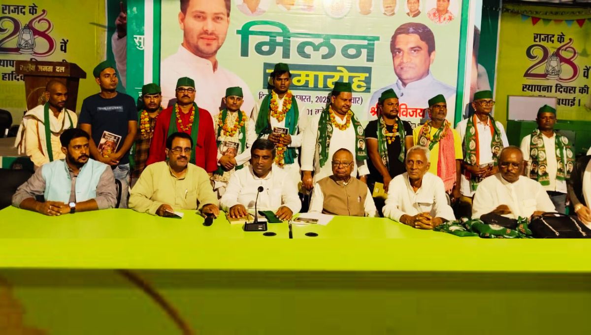 भाजपा समेत कई दलों के सैकड़ों नेता RJD में हुए शामिल