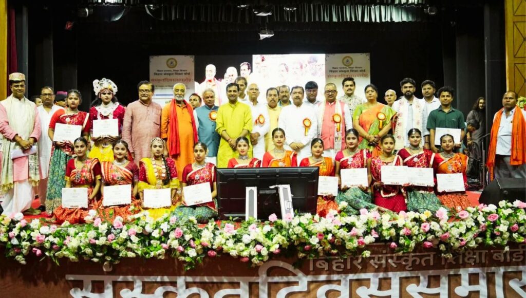 संस्कृत दिवस समारोह में डॉ. दिलीप जायसवाल ने संस्कृत भाषा के महत्व को रेखांकित किया