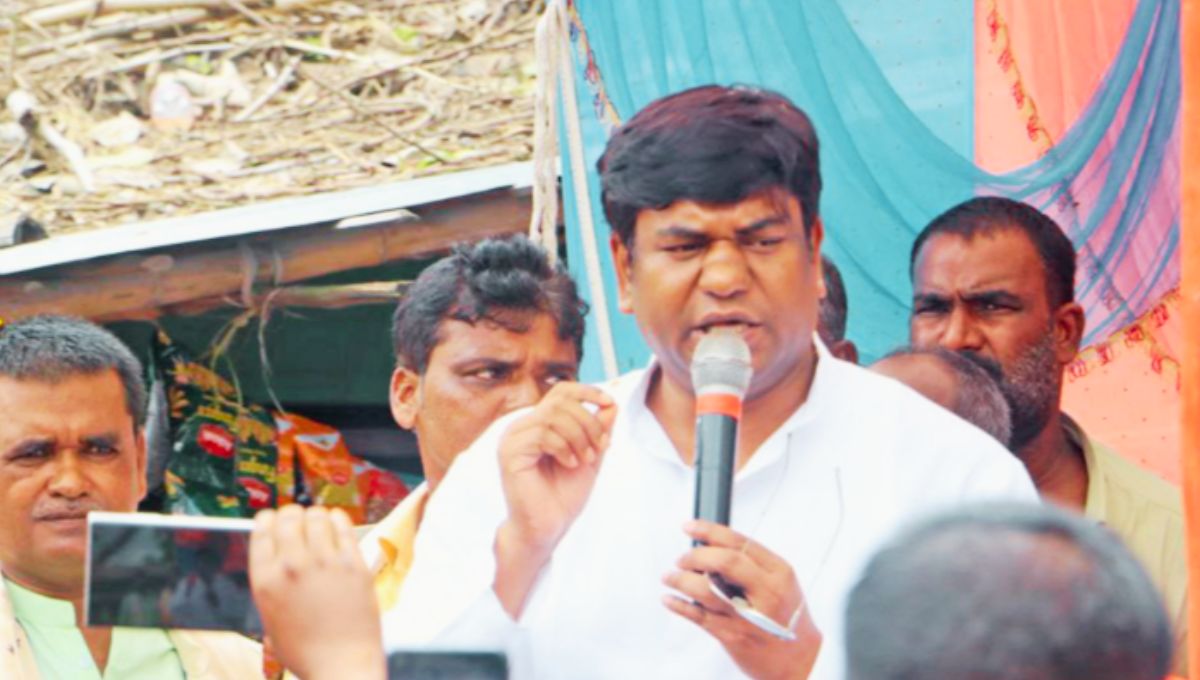 ग्रामीणों ने खुद बनाया चचरी पुल, सरकार पर बरसे मुकेश साहनी