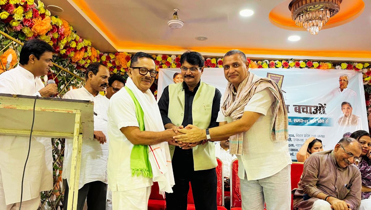 भाजपा नियंत्रित निर्वाचन आयोग पर सांसद सुधाकर सिंह का प्रहार भाजपा नियंत्रित निर्वाचन आयोग पर सांसद सुधाकर सिंह का प्रहार