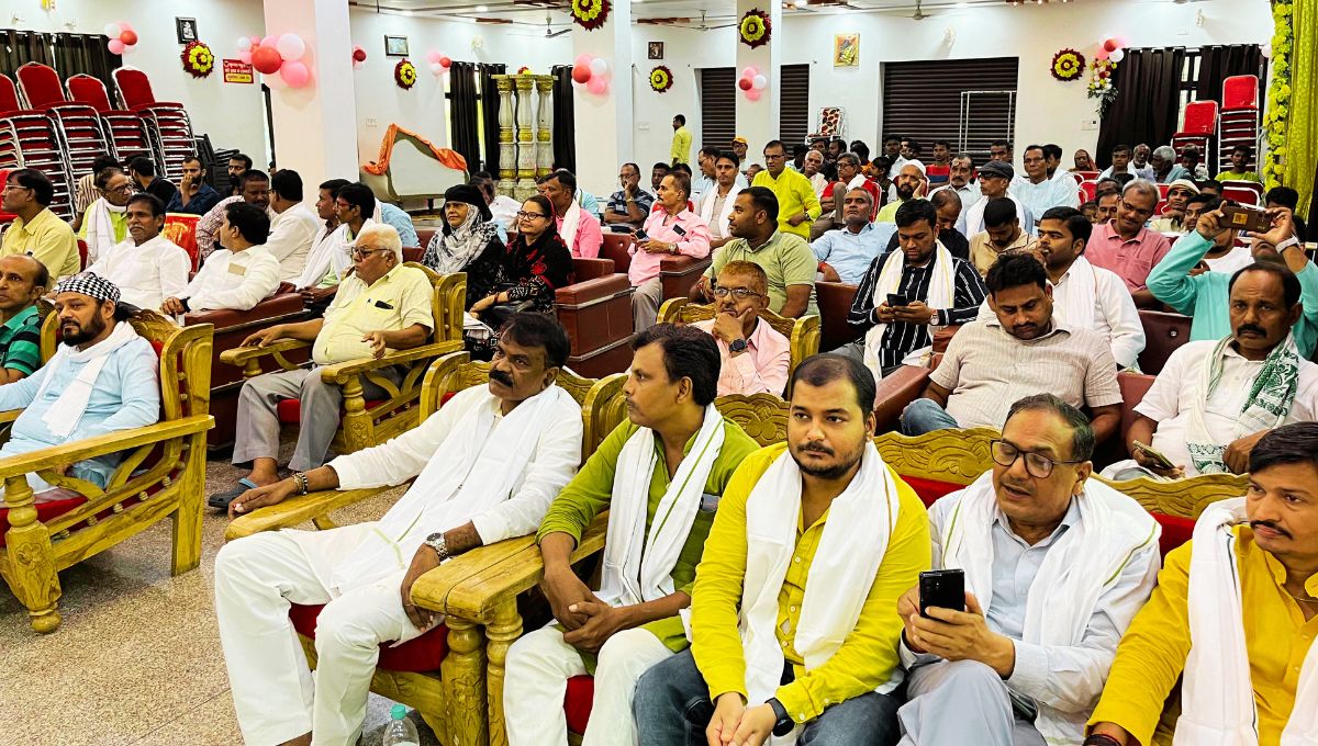 नेताओं और कार्यकर्ताओं का जबरदस्त समर्थन: सैकड़ों ने भाग लिया परिचर्चा में नेताओं और कार्यकर्ताओं का जबरदस्त समर्थन: सैकड़ों ने भाग लिया परिचर्चा में