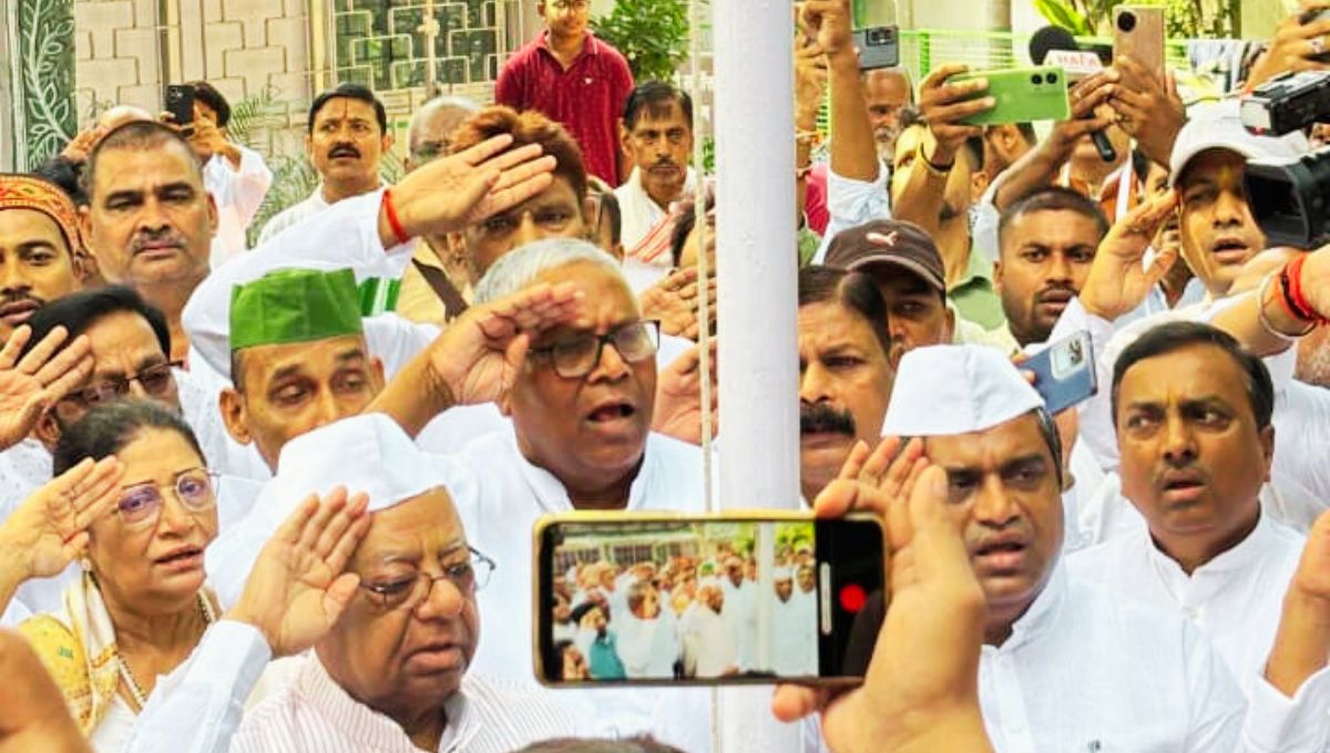 प्रदेश अध्यक्ष मंगनी लाल मंडल ने किया ध्वजारोहण