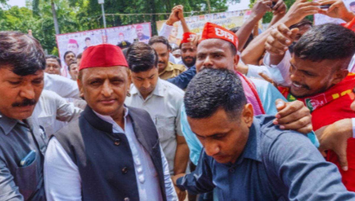 EVM पर अखिलेश यादव का तीखा हमला: क्या भारत में बैलेट पेपर ही लोकतंत्र की असली गारंटी है?