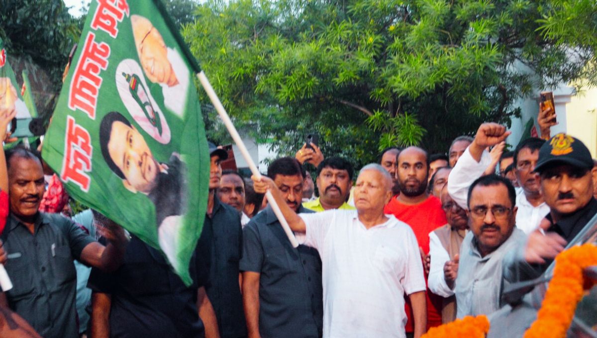 मिशन 2025: लालू प्रसाद ने दिखाई तेजस्वी संदेश रथ को हरी झंडी