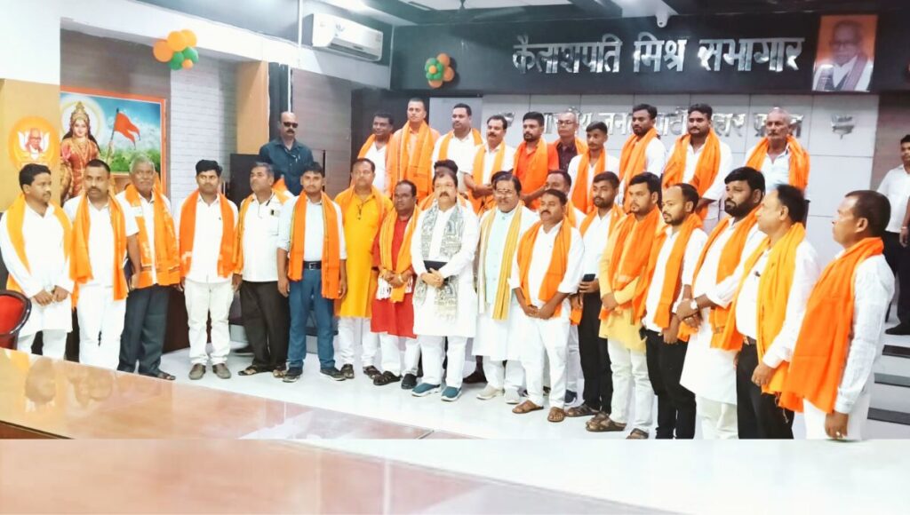 खरवार समाज के दर्जनों समाजसेवियों ने थामा भाजपा का दामन