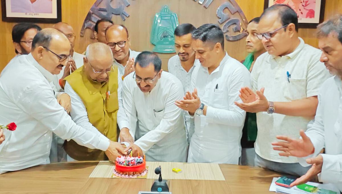 पार्टी दफ्तर बना जश्न का केंद्र, केक कटिंग से शुरू हुआ समारोह