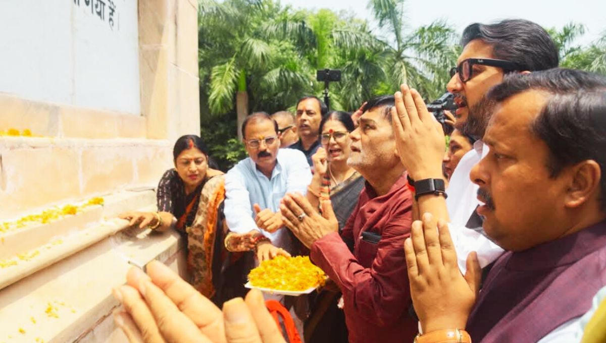 पीएम मोदी की माँ के अपमान के खिलाफ भाजपा का विरोध