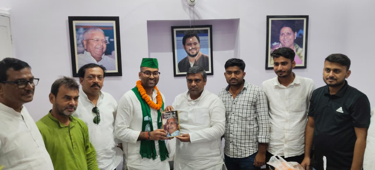 लालटेन थाम अभिषेक ने जताया तेजस्वी पर भरोसा लालटेन थाम अभिषेक ने जताया तेजस्वी पर भरोसा