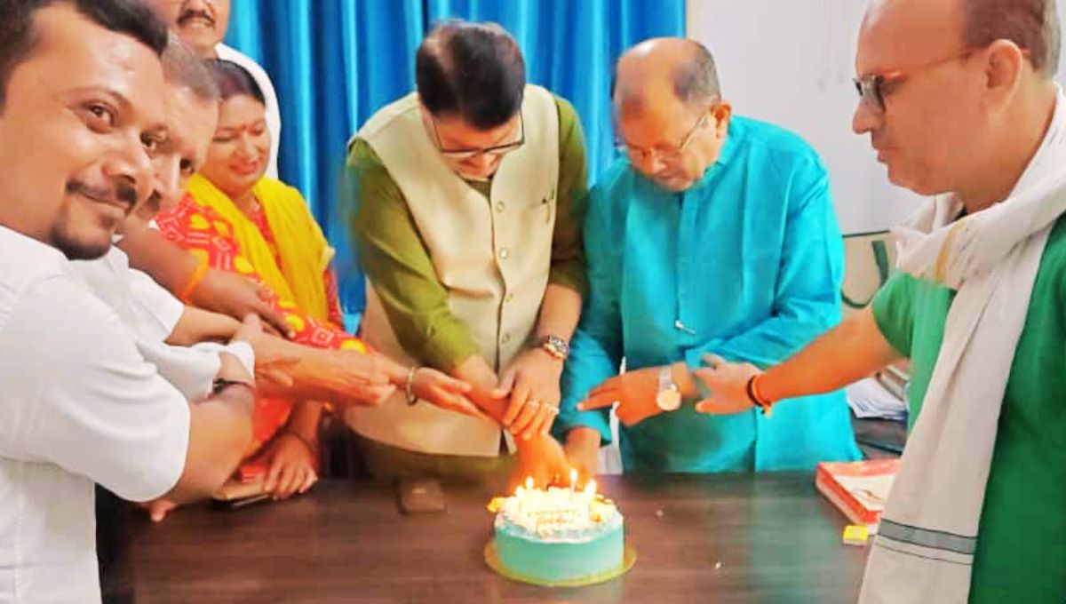 इस अवसर पर कई शिक्षाविद और पार्टी के वरिष्ठ पदाधिकारी मौजूद रहे