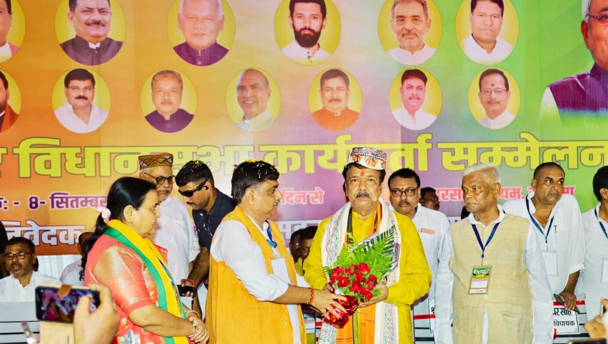 विजय सिन्हा का हमला – बिहार को लालटेन नहीं, उद्योग और बिजली चाहिए