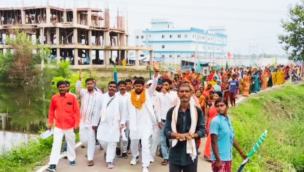 समतामूलक संग्राम दल का जमीन आंदोलन तेज, अथमलगोला में अंचलाधिकारी को सौंपा मांग पत्र