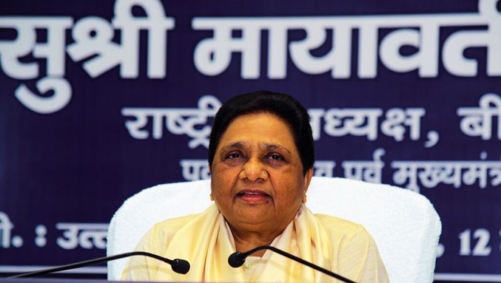 मायावती का तीखा संदेश: अंबेडकर पर टिप्पणी करने से बचें, मनुस्मृति विरोध की वजह समझें”