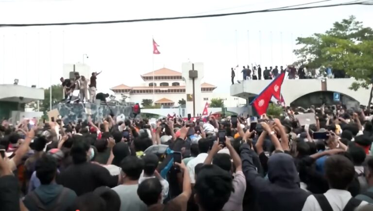 नेपाल में मीडिया पर हमला: भारतीय "गोदी मीडिया" के लिए एक चेतावनी